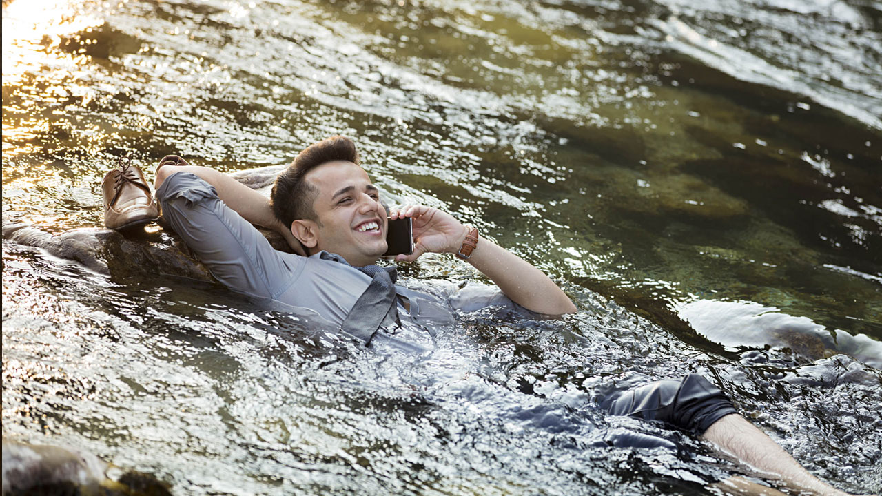 ভ্রমণবান্ধব জীবনযাপন বদলে দিচ্ছে স্মার্টফোন বেছে নেওয়ার ধরন