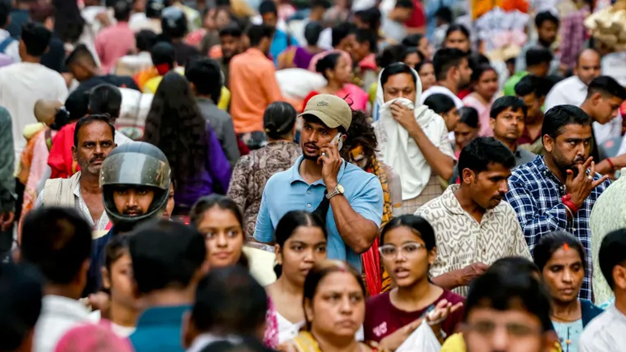 ভারতের সব স্মার্টফোনে সরকারি ট্র্যাকিং অ্যাপ বাধ্যতামূলক