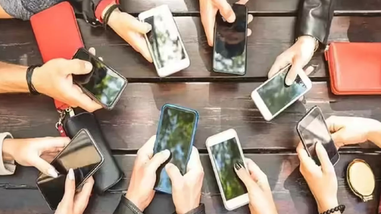 স্মার্টফোনের আমদানি শুল্ক কমবে, প্রবাসীরা আনতে পারবে ৩টি হ্যান্ডসেট