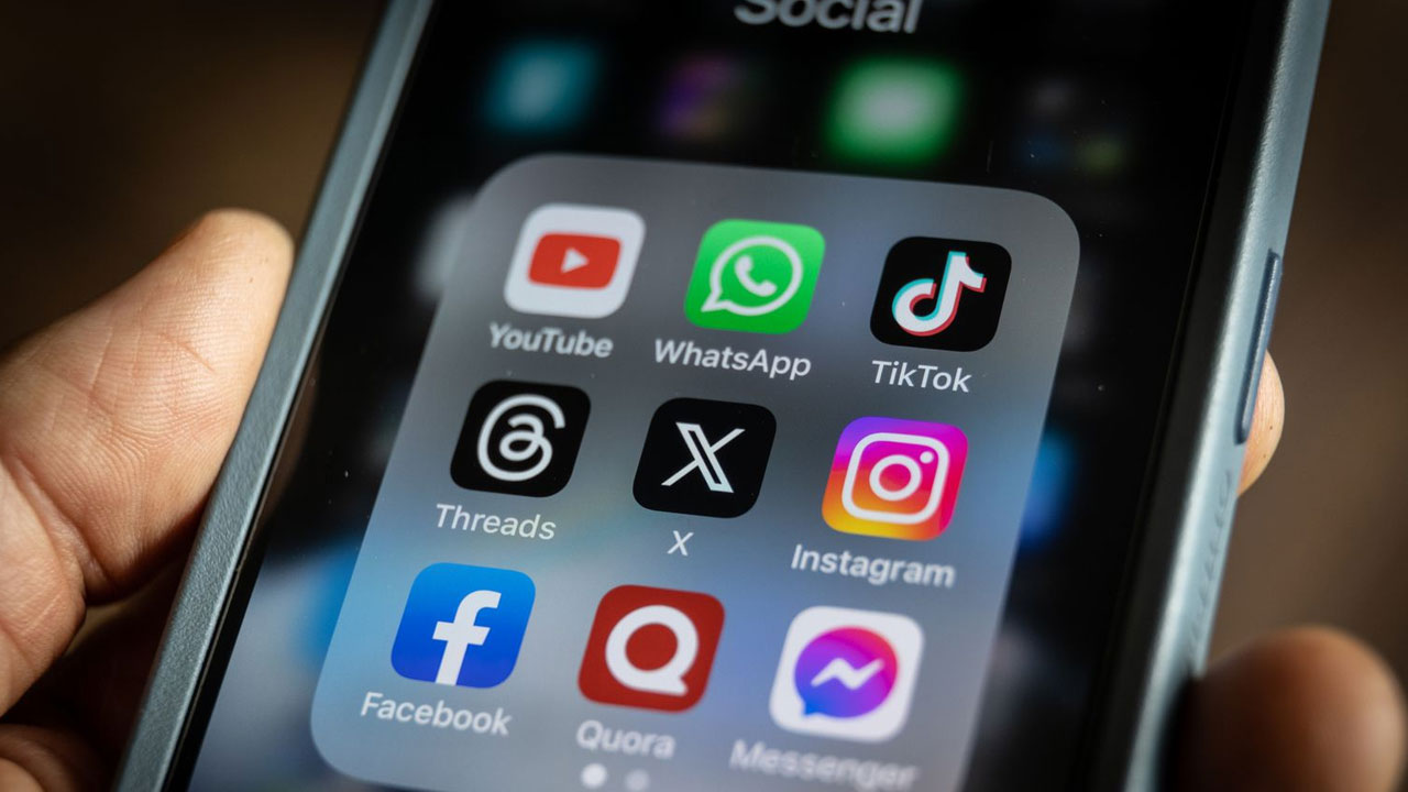 সোশ্যাল মিডিয়া সুরক্ষা: প্রাইভেসি সেটিংস টিপস ও ট্রিকস