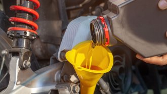 যখন বাইকের ইঞ্জিন অয়েল পরিবর্তন করবেন