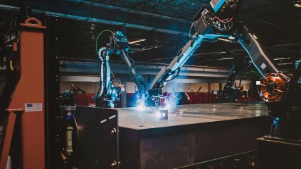 শিল্প উৎপাদনে মানবনির্ভরতা কমাচ্ছে রোবট প্রযুক্তি