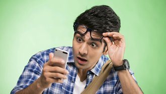 চোখের সুরক্ষা বজায় রেখে স্মার্টফোন ব্যবহারের কৌশল