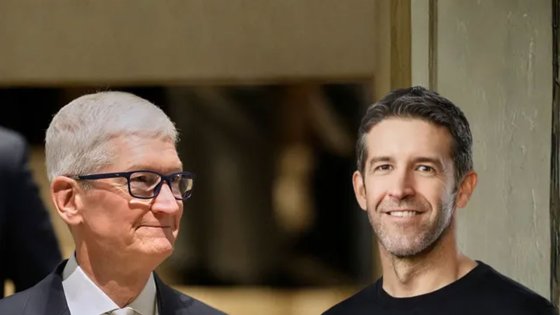 অ্যাপলের প্রধান নির্বাহী পদ ছাড়ছেন টিম কুক, দায়িত্ব নিচ্ছেন জন টার্নাস